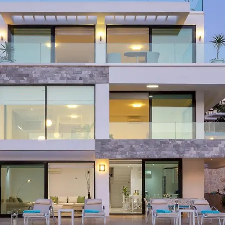Vila 4 Bedroom 1045 F *