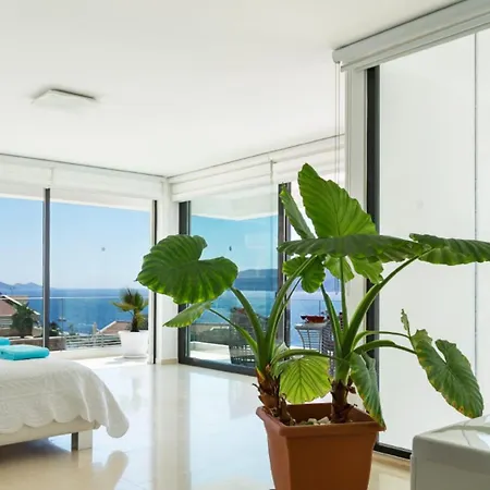 Vila 4 Bedroom 1045 F *