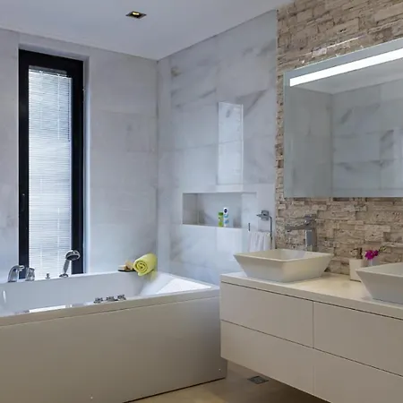 4 Bedroom 1045 F Vila